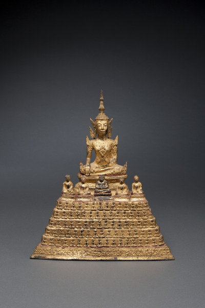Seated Buddha with attendants (Buda sentado con asistentes)