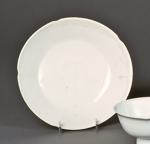White porcelain dish (Ding ware) (Plato de porcelana blanca [cerámioca Ding])