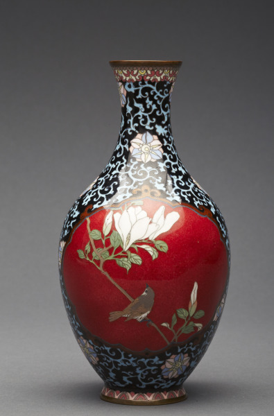 Vase with bird and flower motif in medallion (Florero con motivo de pájaro y flor en medallón)