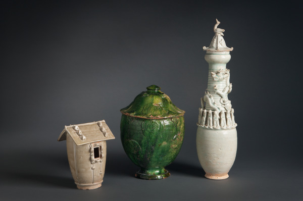Celadon-glazed house-shaped vessel with appliquéd ornaments (Vasija de celadón con forma de casa con adornos aplicados)