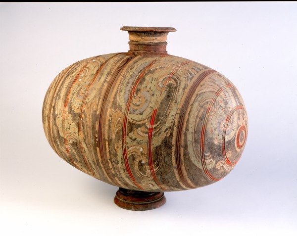 Vasija de cerámica en forma de capullo