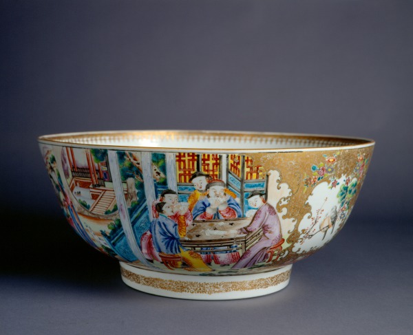 Large bowl with famille rose decoration (Vasija grande con decoración de “familia rosa”)