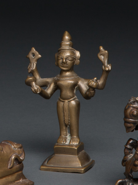 Standing Vishnu with multiple arms (Vishnú de pie con múltiples brazos)