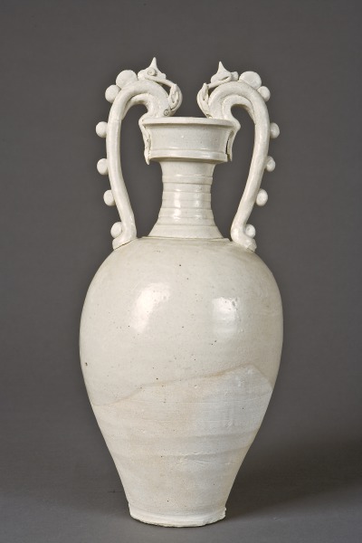 White glazed amphora with two dragon handles (Ánfora blanca esmaltada con dos asas de dragón)