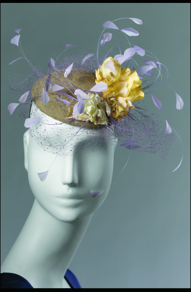 Hat with net and flowers (Sombrero con malla y flores)