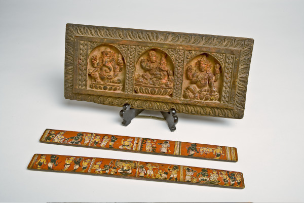 Carved Hindu manuscript cover (Cubierta tallada de manuscrito hindú)