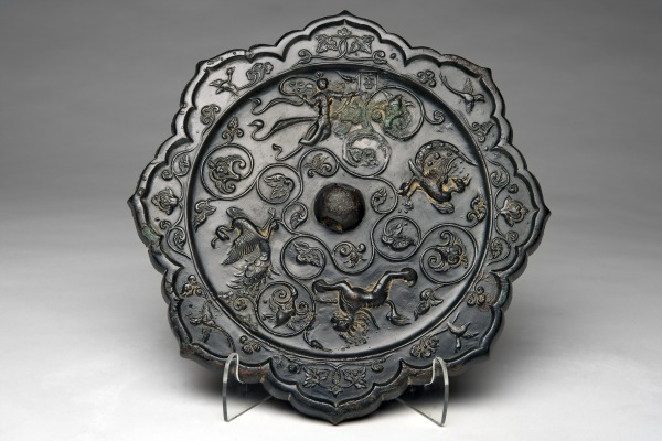 Bronze mirror with mythical animal and plant motif (Espejo de bronce con motivos de animales míticos y plantas)