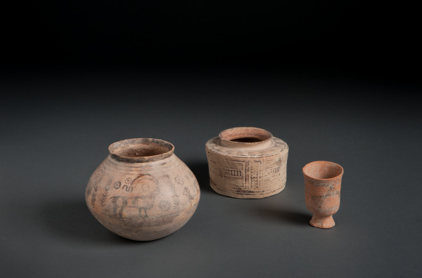 Indus Valley Civilization shouldered jar with squares and vertical patterns (Vasija de la cultura del valle del Indo con cuadrados)