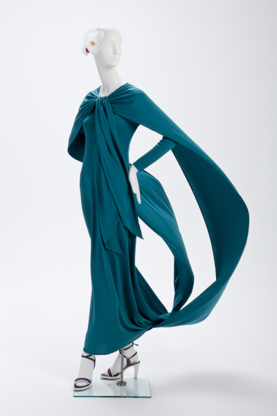 Teal gown with long train that turns into a sash (Vestido verde azulado con cola larga que se convierte en una faja)