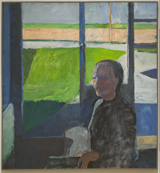 Mujer al lado de una ventana
